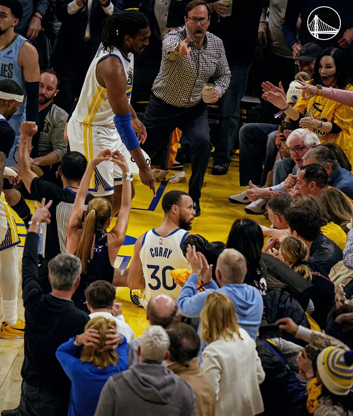 PANDA-包含库里回归赛场，惊险取胜首场状态亮眼，独行侠观众沸腾！的词条